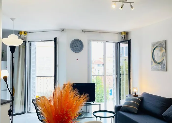 Antibes Old Center Charming Brand New Apartment
